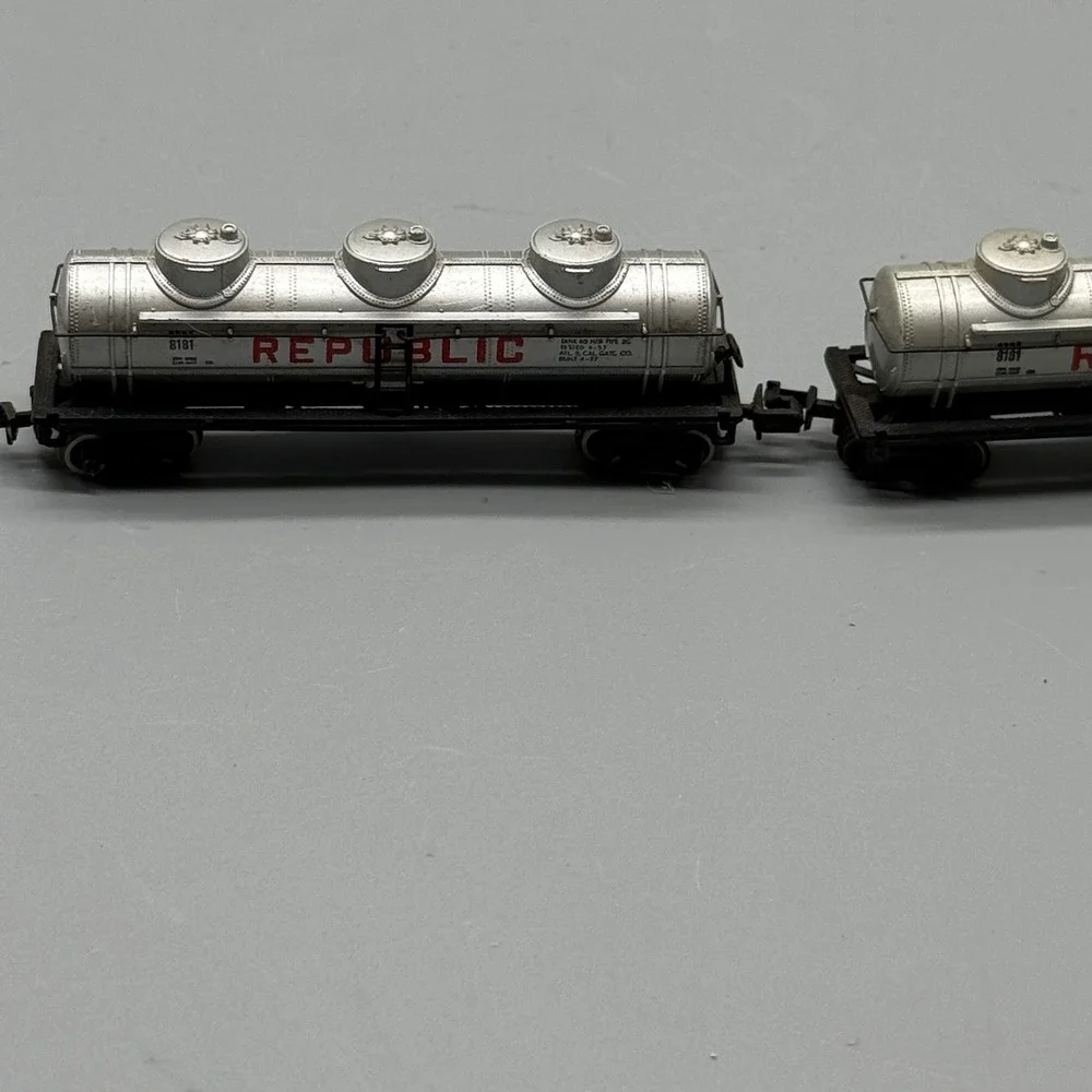 Lot of 2 Bachmann Republic 8181 3-Dome Tank Cars N Scale Vintage Freight Cars